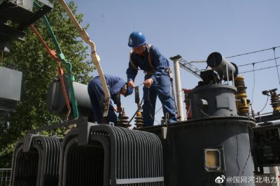 唐縣供電公司對(duì)110千伏行唐變電站檢修并更換開(kāi)關(guān)