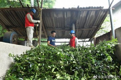 江津供電公司為椒農(nóng)義務檢查用電設備