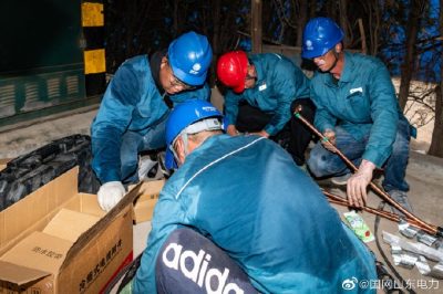 10千伏長園1線開展電纜敷設(shè)作業(yè)，制作電纜中間頭