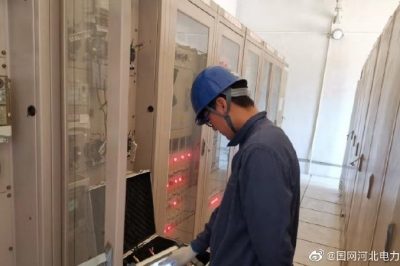 持續(xù)高溫雷雨天，傾盆暴雨嘩嘩下，供電職工檢修忙