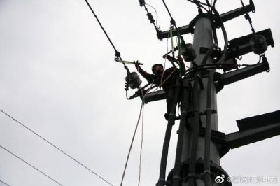 高溫下架設(shè)線路，確?？蛻?hù)及時(shí)用電