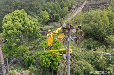 因地制宜開展不停電作業(yè) 助推山區(qū)電網建設