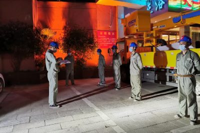 帶電作業(yè)小伙，在夜間濕透衣襟