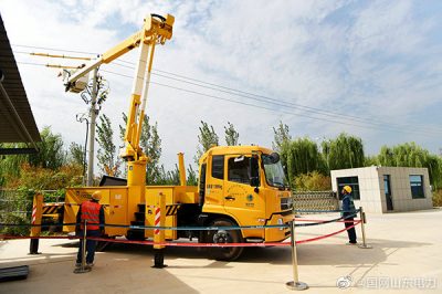 對10千伏鎮(zhèn)北線58號(hào)桿處開關(guān)開展帶電接火作業(yè)